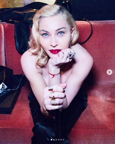 Madonna çiçekli küvetinden çıplak paylaşım yapıp 'eşitiz' deyince tepki çekti - Resim: 1