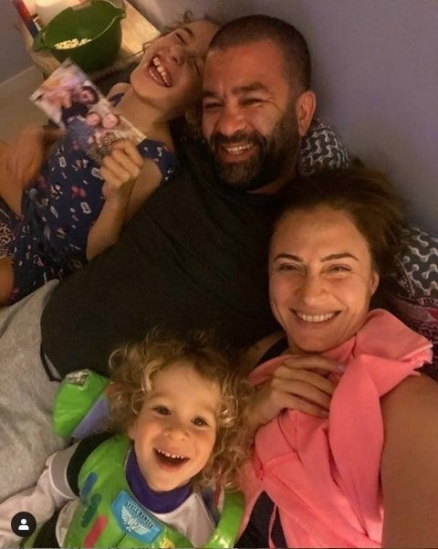 Ceyda Düvenci eşi Bülent Şakrak'ı uğurladı Sefirin Kızı sete çıkıyor - Resim: 1