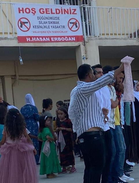 Aşiret düğününde anlamlı pankart: Düğünümüzde silah sıkmak kesinlikle yasaktır - Resim: 0