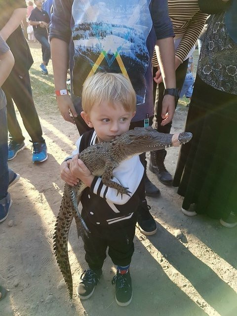 İnanılmaz aile hayrete düşürdü! Vahşi hayvanları elleriyle avlayıp... - Resim: 2
