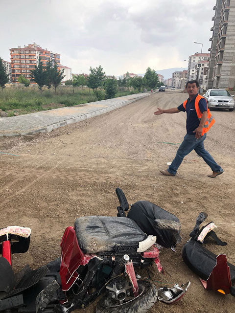 Dehşete düşüren an! İş makinesinin altında böyle can verdi - Resim: 4