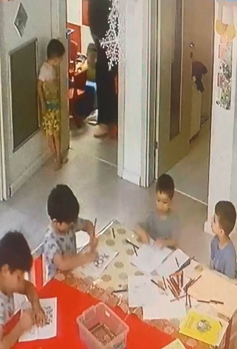 4 yaşındaki çocuk kreşteki ilk gün sonrası akşam ailesine söyledi kameralar izlenince gerçek ortaya çıktı - Resim: 0