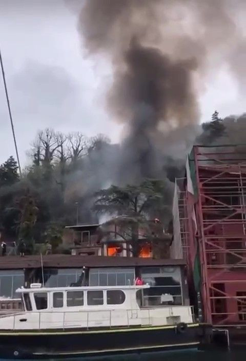 İstanbul Boğazı'nda büyük yangın! İki katlı restoran alev aldı her yeri duman kapladı - Resim: 2