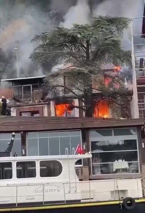 İstanbul Boğazı'nda büyük yangın! İki katlı restoran alev aldı her yeri duman kapladı - Resim: 3