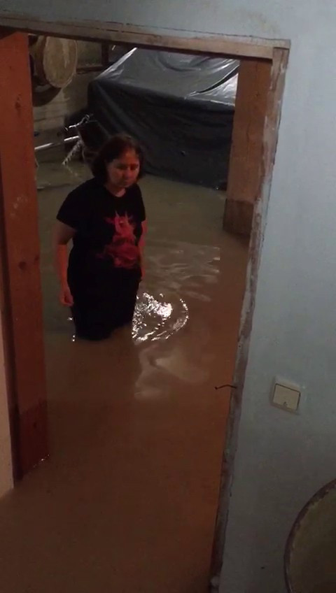 Bolu'da şiddetli yağış! Garaj ve depolar göle döndü - Resim: 0