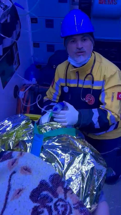 ‘Beni özele götürmeyin, param yok’ diyen Emine teyze konuştu: Burası da özel gibiymiş - Resim: 0