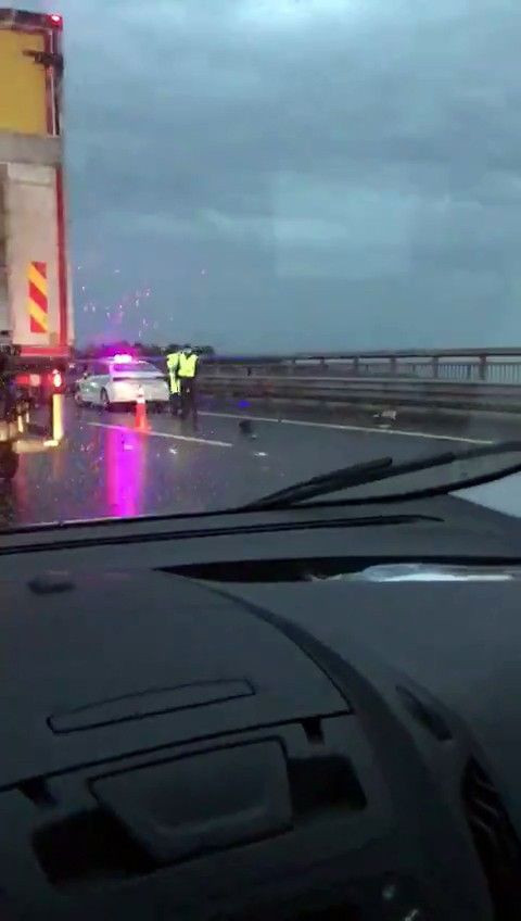 İstanbul'da korkunç kaza! Boğazına bariyer saplandı kafası koptu - Resim: 1