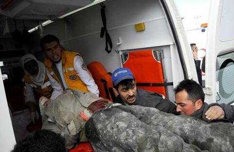 Cami enkazında can pazarı - Resim: 3