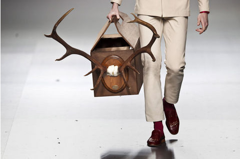 Yeni moda etekli erkek bıyıklı kadın - Resim: 4