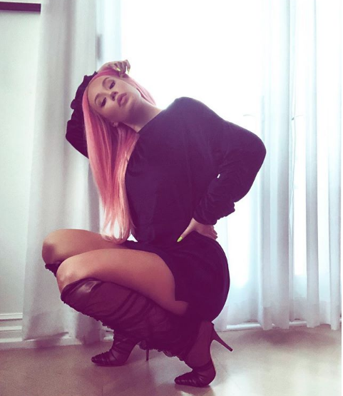 Dansçısı yere kapaklandı umursamadan şarkısına devam etti - Resim: 4