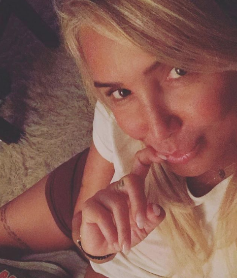 Yonca Evcimik'in cesur pozu ortalığı yıktı geçti! Pantolonun düğmelerini açtı - Resim: 3