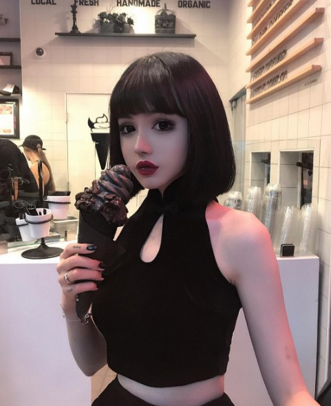 Sırf Barbie'ye benzemek için her gün bunu yapıyor! - Resim: 2