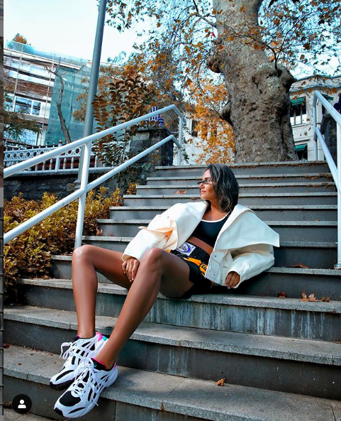 Eda Taşpınar iç çamaşır giymeden sokağa çıktı! Mahrem yerini  böyle kapattı - Resim: 3