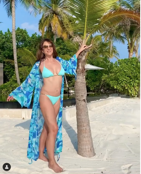 54 yaşındaki Elizabeth Hurley bikinili pozlarıyla yok artık dedirtti! - Resim: 4
