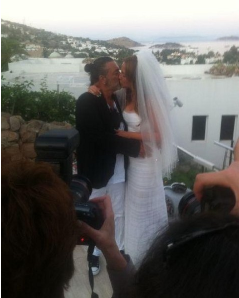 Yılın düğünü havuzda bitti - Resim: 2