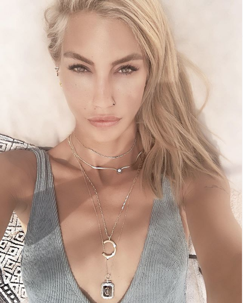 Çağla Şıkel fit vücuduyla kendisine hayran bıraktırdı! Çeşme'de tatilin keyfini çıkarıyor - Resim: 1