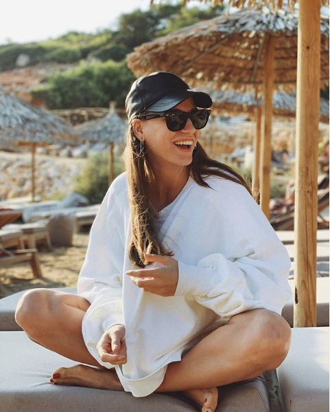 Sosyal medya ikiye bölününce olay oldu Serenay Sarıkaya Alice kulisinden paylaştı - Resim: 1