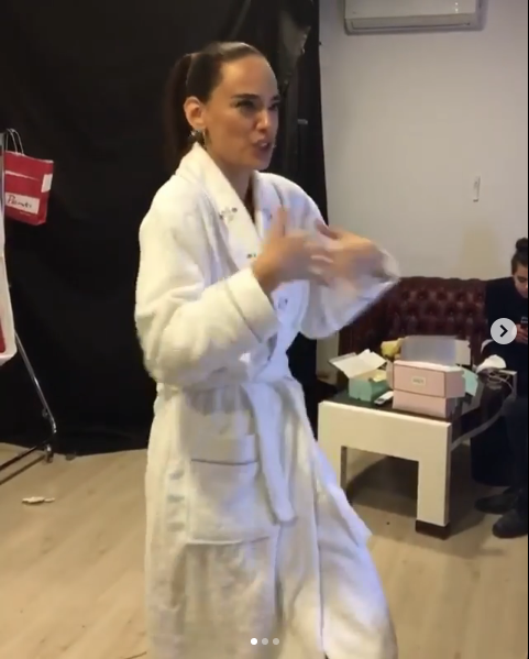 Seda Bakan Hadise'nin şarkısında bornozla dans etti Instagram'ı salladı - Resim: 2