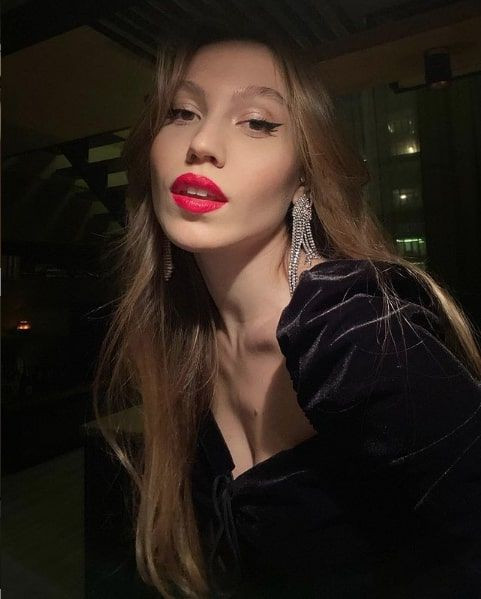 Duygu Özaslan ev hali deyip sevgilisiyle olay pozlarını böyle paylaştı - Resim: 1