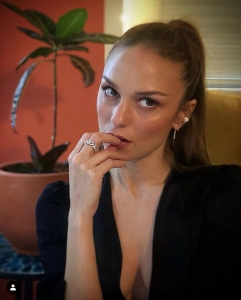 Nilperi Şahinkaya fileli çorabı leopar elbisesiyle yaktı yıktı Yasak Elma'nın Cansu'su - Resim: 3