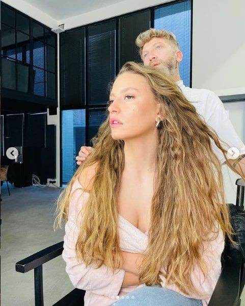 Serenay Sarıkaya iç çamaşırsız derin dekolteli kıyafetle soğuğa meydan okudu - Resim: 2