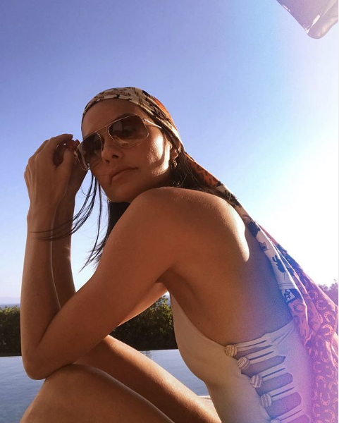 Yasemin Özilhan kırmızı mayosuyla veda etti sosyal medya sallandı - Resim: 3