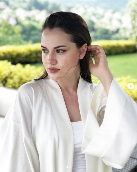 Fahriye Evcen beyazlar içinde paylaştı Instagram'da yer yerinden oynadı - Resim: 4