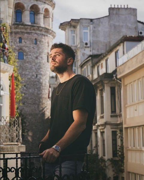 Sen Çal Kapımı dizisinden Survivor yıldızı Mert Öcal'ın ilk pozu paylaşıldı - Resim: 1