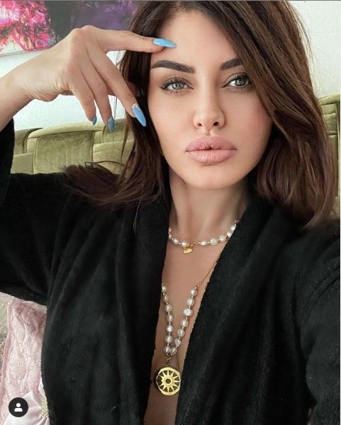 Ebru Polat'ın bornozlu paylaşımı tepki çekti! 'O kadar çıplak ki... Dekoltesi...' - Resim: 1