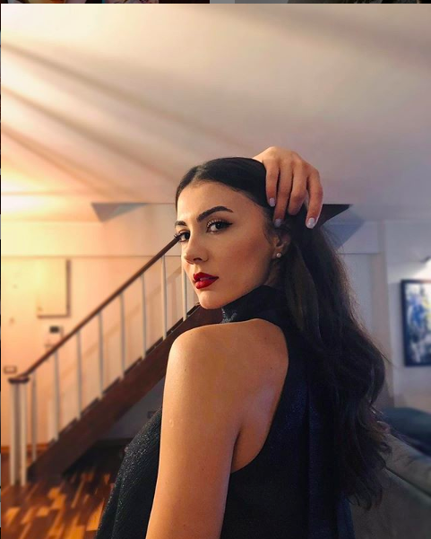 Afili Aşk'taki Ayşe'si kalça dekoltesini fazla kaçırdı Burcu Özberk'e tepki yağdı! - Resim: 3