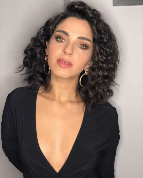 Kurşun dizisinin Tomris'i Begüm Akkaya göğüs dekolteli pozlarıyla mest etti - Resim: 3