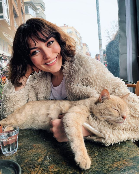 Ezgi Mola'dan estetik itirafı dişleri yüzünden dava açılınca da şok olmuş - Resim: 1