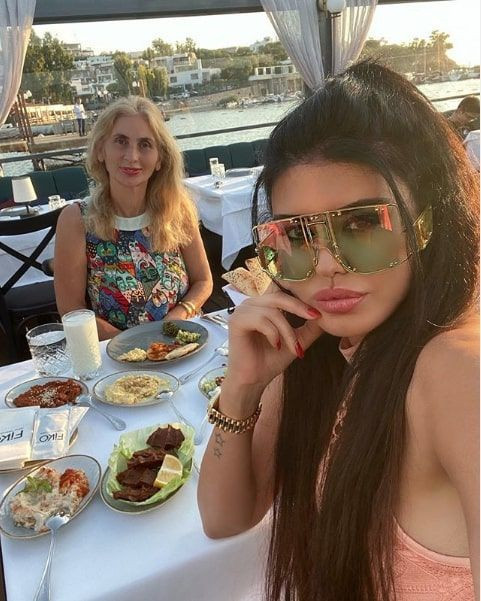 Ebru Polat İsmail YK'nın Bomba Bomba şarkısında bikinisiyle dans etti ortalık sallandı - Resim: 1