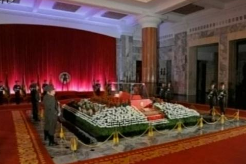 Kim Jong Il'in naaşı böyle görüntülendi - Resim: 2