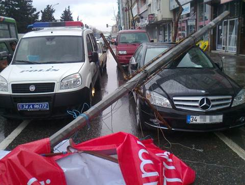 İstanbul'un göbeğinde inanılmaz kaza - Resim: 3