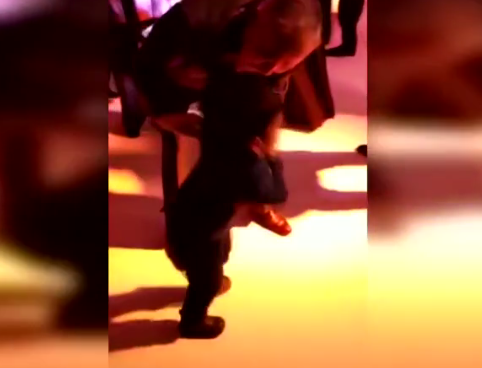 Düğünde dans ettiği kızı bırakmak istemedi kızın babasına bakın ne yaptı - Resim: 4