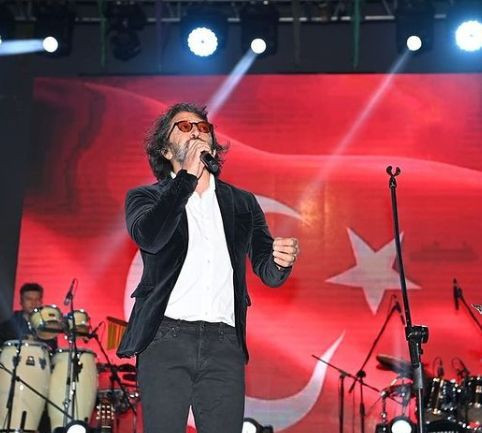 Fettah Can'ın herkesten gizlediği sır: Sahneye gözlükle çıktı, sebebini itiraf etti! - Resim: 4
