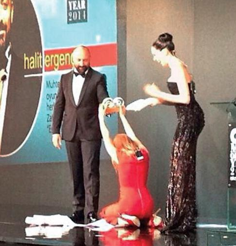 Meryem Uzerli Halit Ergenç'in önünde diz çöktü - Resim: 3