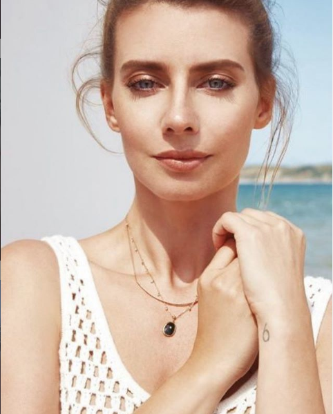 Tuba Ünsal'ın yeni projesini duyurma şekli olay oldu! Silahlı ve derin dekolteli - Resim: 4