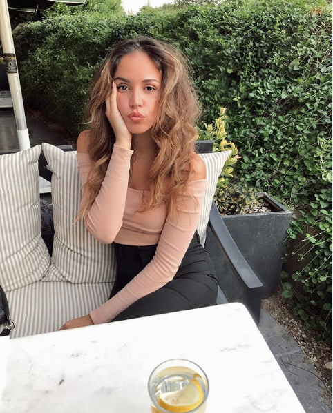 Survivor'ın güzeli Berna Keklikler'den iddialı havuz pozu! 'Havuz güzeli' - Resim: 1