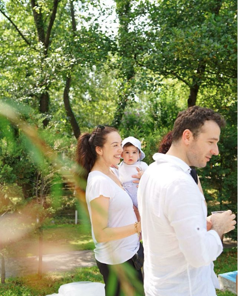 Azra Akın bebeği Demir'in ilk adımlarını paylaştı Keşan'lı Atakan Koru ile evli - Resim: 2