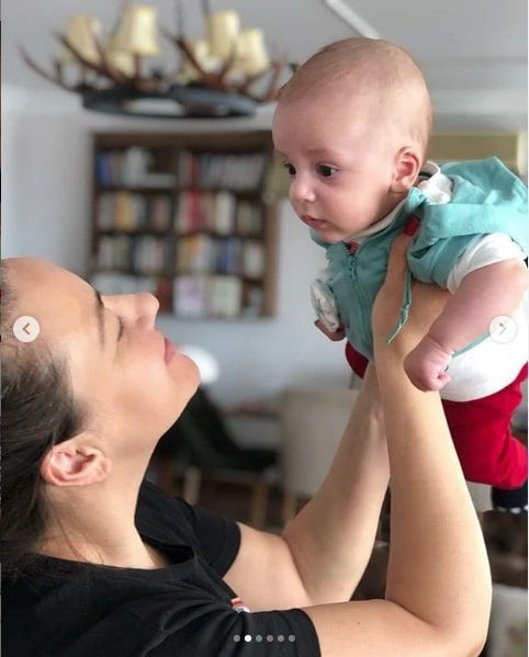 Ezgi Sertel 4 aylık ikizleriyle beğeni rekoru kırıyor oyuncu Ozan Çobanoğlu ile evli - Resim: 3