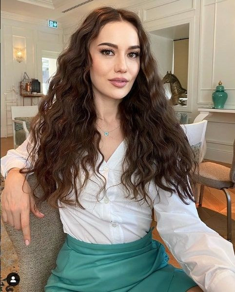 Fahriye Evcen bornozlu haliyle bayram kutlaması yaptı görenler yorum yağdırdı - Resim: 3