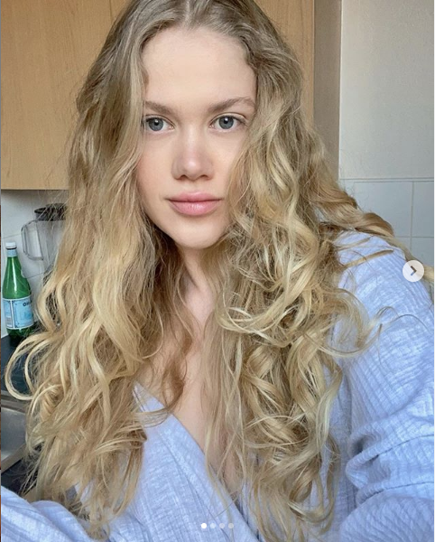 Serel Yereli dışarı çıkamayınca geceliğiyle cama çıktı yazdıkları şoke etti - Resim: 1