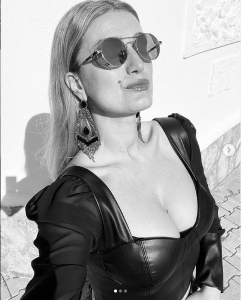 Tuğba Özay 'Erkekleri kırıtık hallerde görmek istemiyoruz' deyip dekolteli paylaştı - Resim: 2