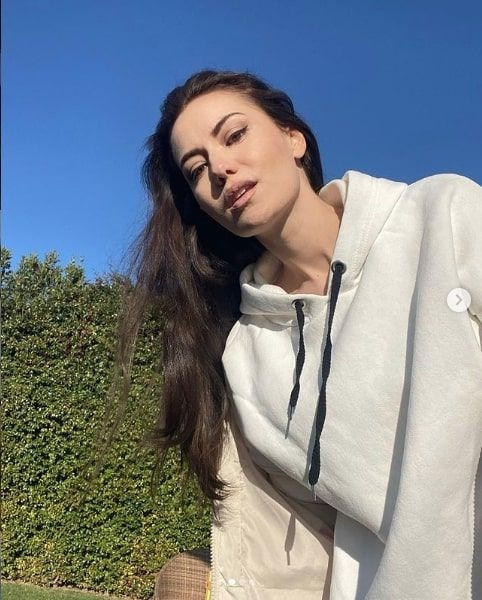Fahriye Evcen dekoltesini bakın nasıl kapattı abiye kıyafetiyle olay! - Resim: 1