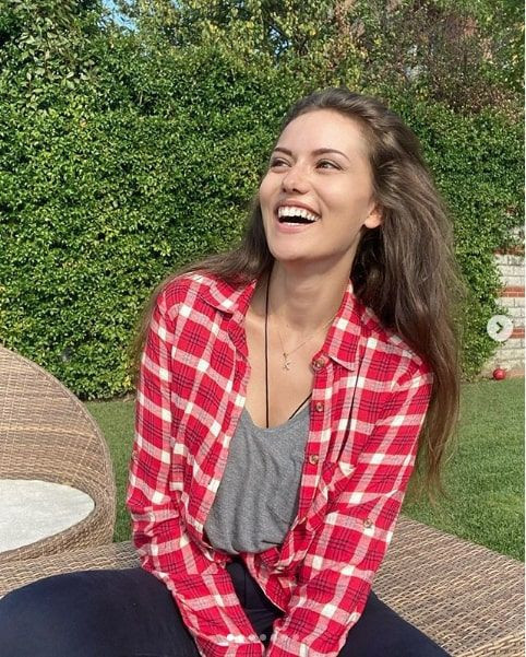 Fahriye Evcen'in paylaşımında o hata gözden kaçmadı takipçileri yorum yağdırdı - Resim: 1