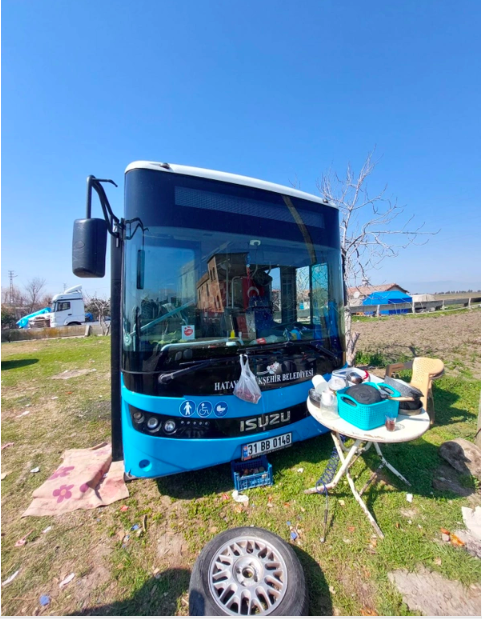 Otobüsü ekmek tekneleriydi şimdi 7 kişilik ailenin evi oldu - Resim: 4