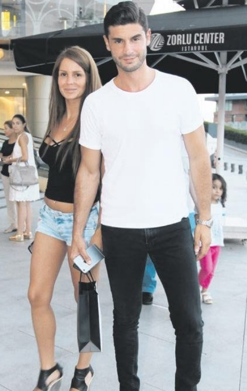 Çıplak fotoğrafları sızdırılmıştı! Dertli dertli oturdu - Resim: 1