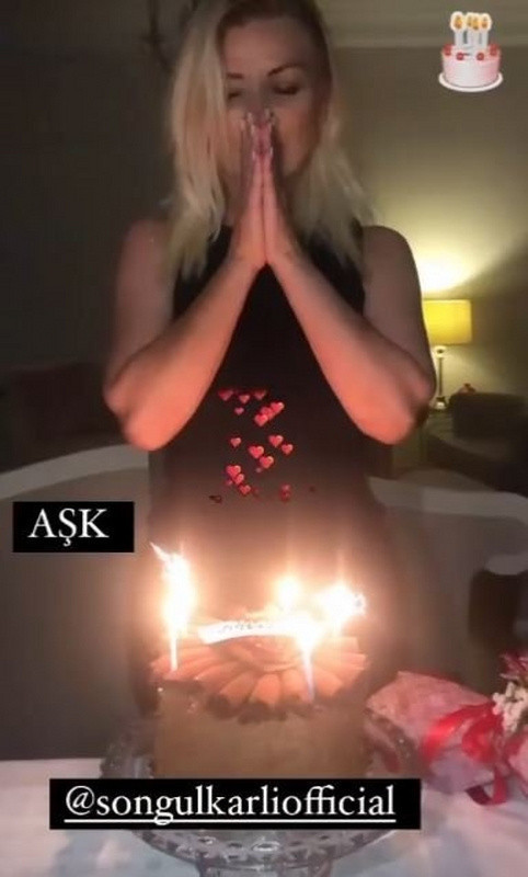 İşte zerafet, işte güzellik! Dekolte kraliçesi Songül Karlı yaşıyla herkesi şok etti - Resim: 0